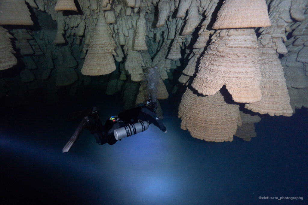 Plongeur en sidemount au cénote zapote