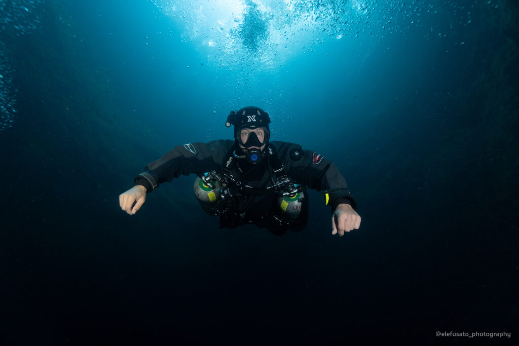 Plongeur sidemount en cénote
