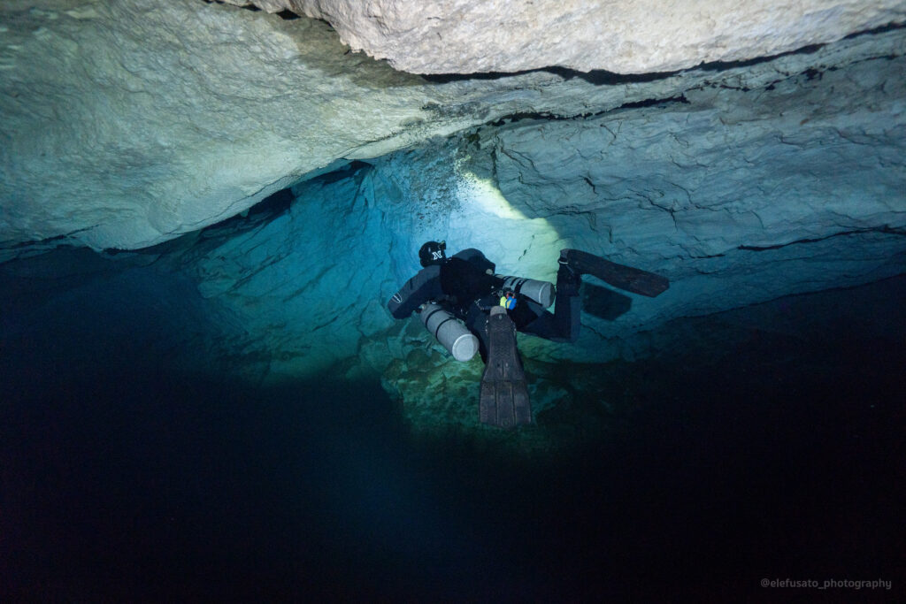 Plongeur sidemount au cénote maravilla