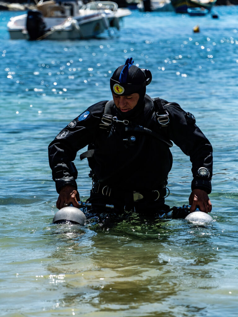 Plongeur sidemount hors de l'eau Plongeur sidemount sortant de l'eau
