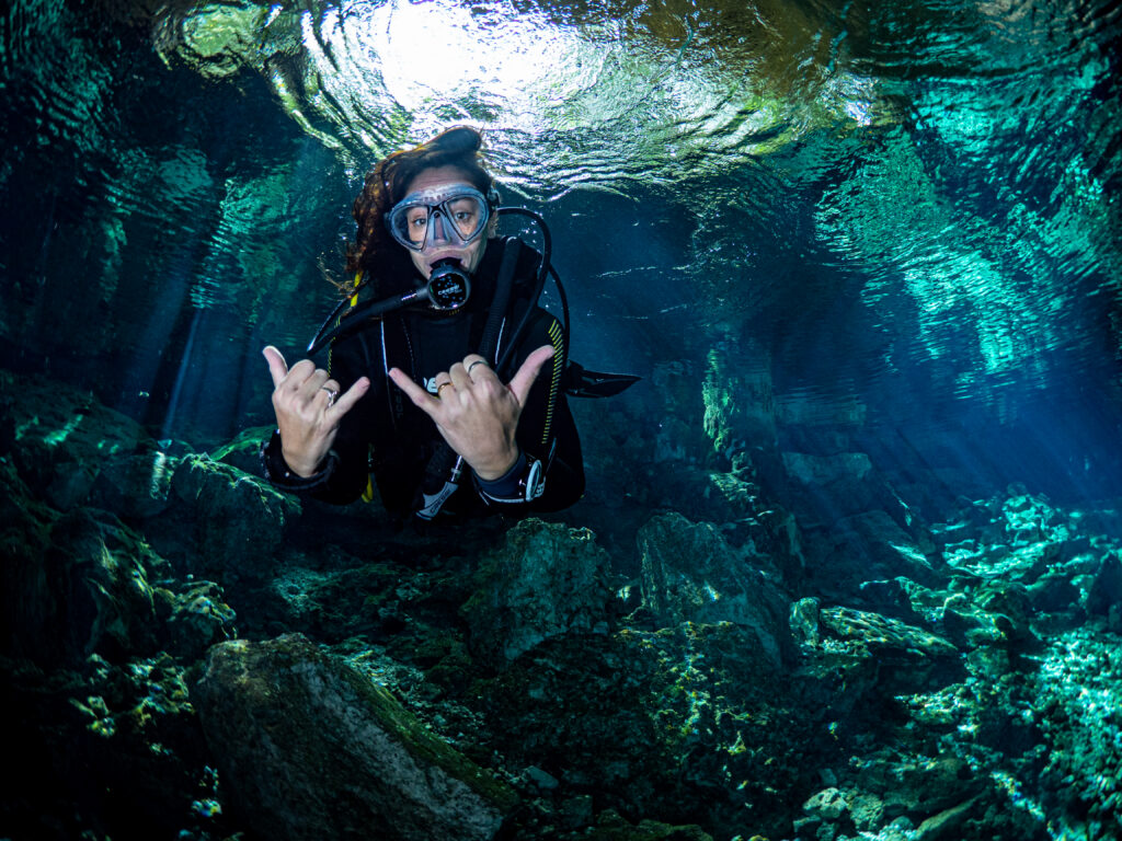 plongeur en caverne à dos ojos