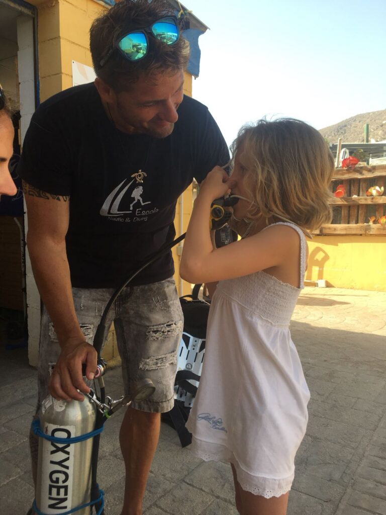 Un enfant que s'initie à la plongée avec son instructeur Enfant s'initiant à la plongée