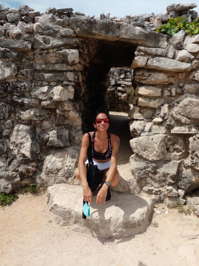ruines de tulum touriste aux ruines de tulum