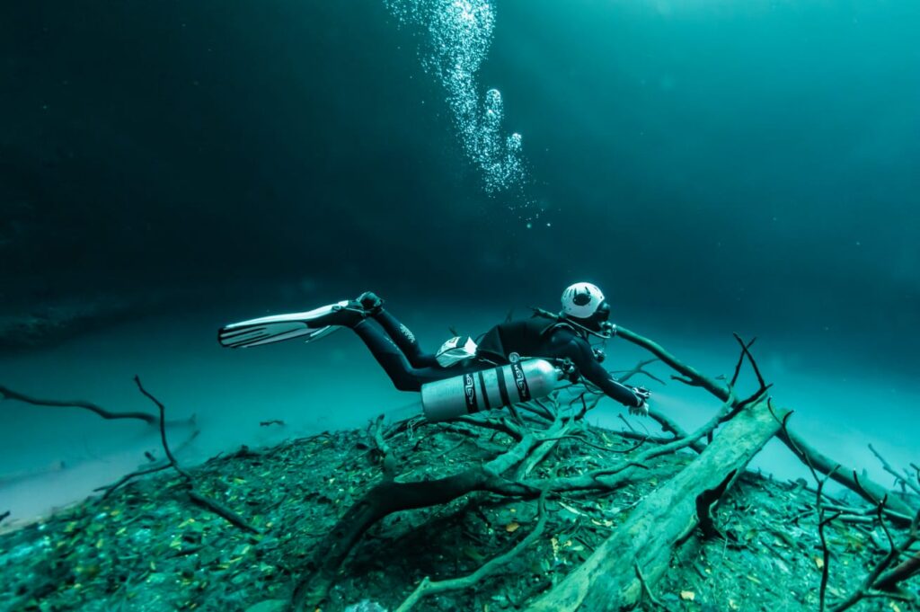 Comment débuter la plongée souterraine au Mexique ? Le guide complet des formations Cavern, Intro to Cave et Full Cave Plongeur sidemount au cénote Angelita