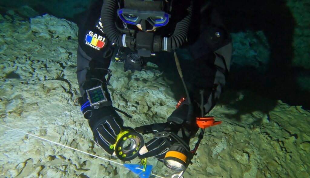 Paquetes de Buceo Cenotes y Cozumel plongeur recycleur gemini faisant un jump