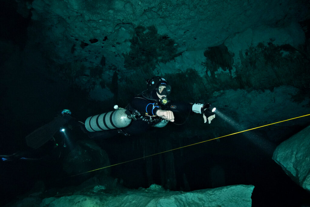 Ligne de vie dans un cénote de la Riviera Maya Ligne de vie installée dans un cénote de la Riviera Maya, au Mexique, guidant les plongeurs le long d'un parcours sécurisé.