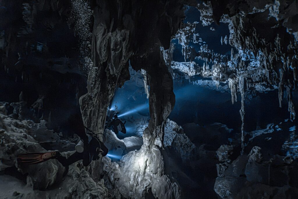 Cénote Dos Ojos (Bat Cave) Plongeur explorant la bat cave a dos ojos