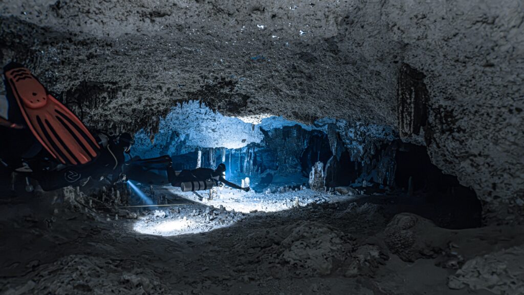 Cénote Dos Ojos (Bat Cave) guide de plongée emmenant ses clients à la batcave à dos ojos