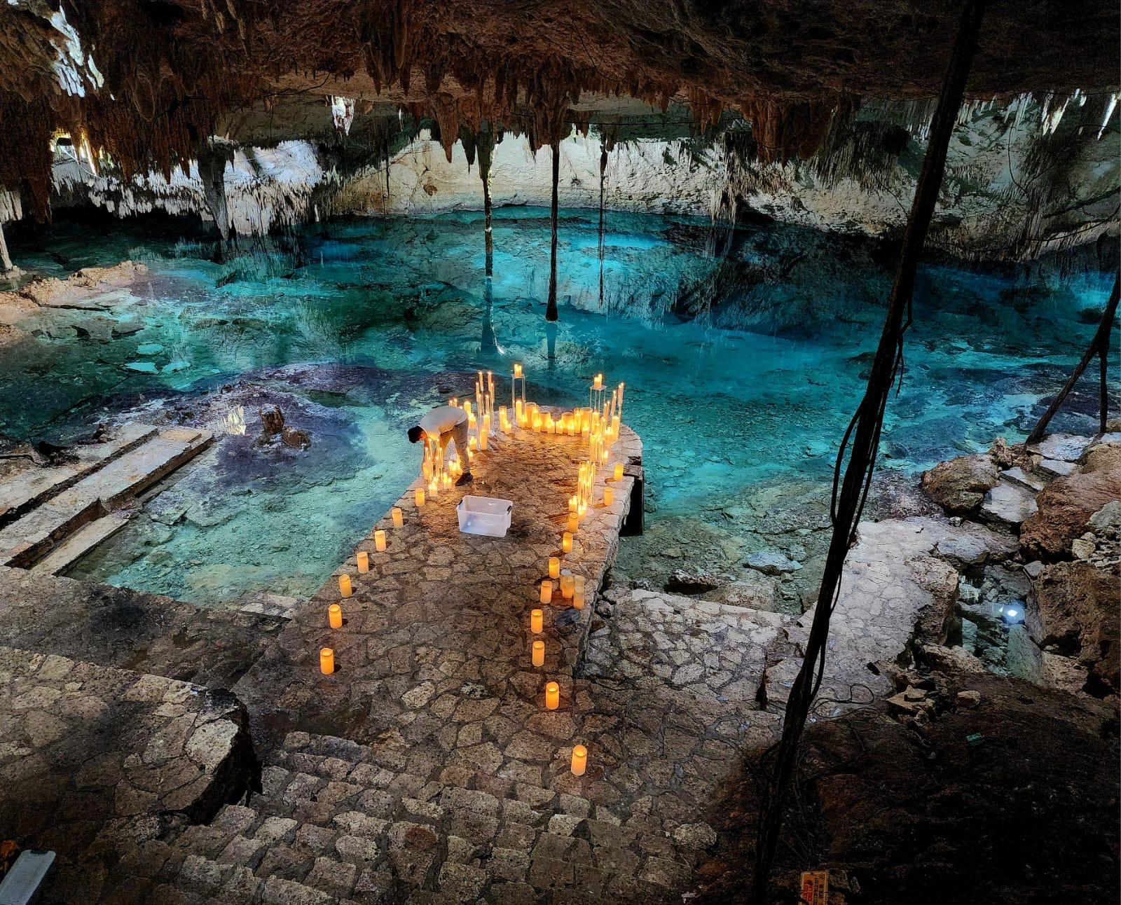 Plongée dans un cénote de la Riviera Maya avec une eau cristalline non affectée par les sargasses